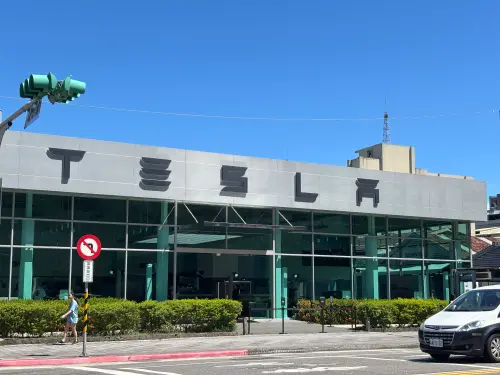 ▲不同於傳統車廠，特斯拉採「直營模式」銷售。專家認為若關稅歸零，少了經銷商層層堆疊，降價紅利最能直接回饋給消費者。圖為特斯拉台北南港服務體驗中心。（圖／記者徐銘穗攝）