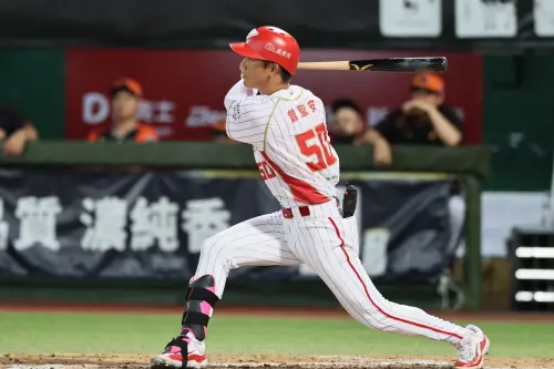 ▲曾聖安九局上展現雷射肩，十局下又打出關鍵滾地球，率隊2：1擊敗上半季冠軍統一獅。（圖／味全龍提供）