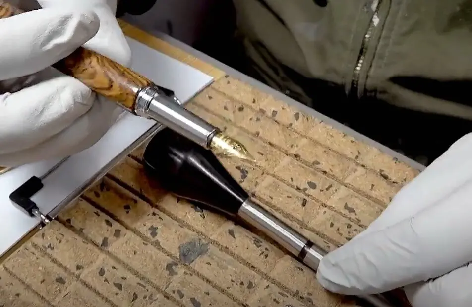 ▲美國總統川普大讚韓國總統李在明所攜帶的鋼筆，意外讓韓國鋼筆製造商Zenyle爆紅。（圖／翻攝自Zenyle）