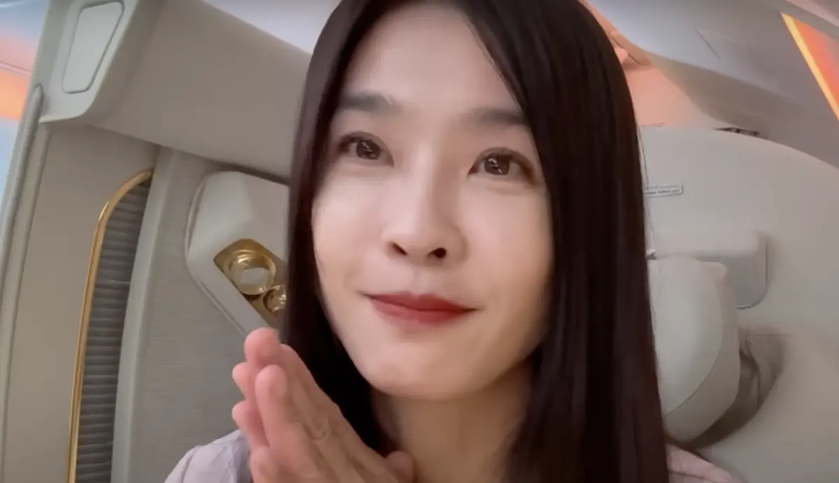 ▲藝人小嫻花費6位數搭乘阿聯酋航空頭等艙，親身體驗奢華座艙與高級機上用品，享受貼心服務和極致舒適，讓她直呼「被寵壞的感覺」。（圖／翻攝自小嫻黃瑜嫻hsien_0309 YouTube）