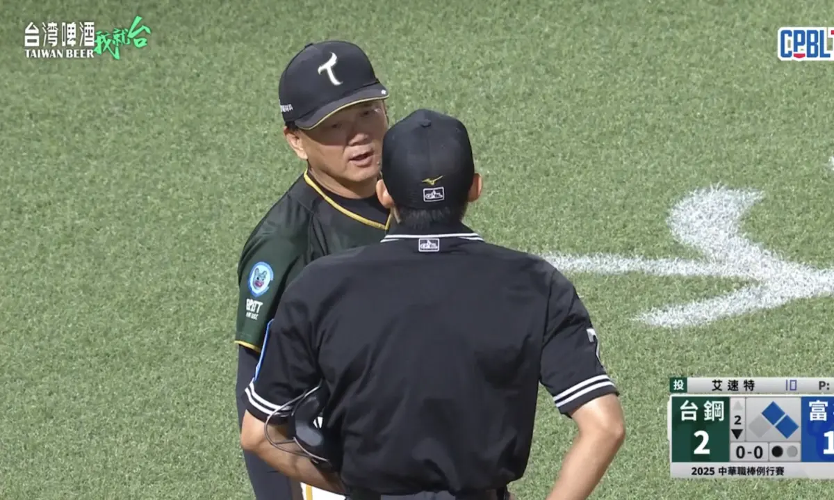 ▲富邦悍將陳愷佑閃球變成妨礙打擊，引發台鋼雄鷹總教練洪一中上場關切。（圖／截圖自CPBL TV）