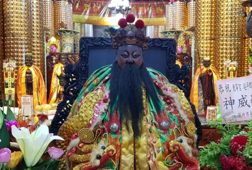▲鄭成功原為南明政權將領，後驅離佔據台灣的荷蘭人，並積極開台建設，後被賜與「延平郡王」稱號，又稱「國姓爺」、「開台始祖」，其憑藉忠勇精神、事蹟與故事流傳台灣民間。圖為大甲鐵砧山國姓廟主神延平郡王鄭成功。（圖／新竹市東寧宮臉書）