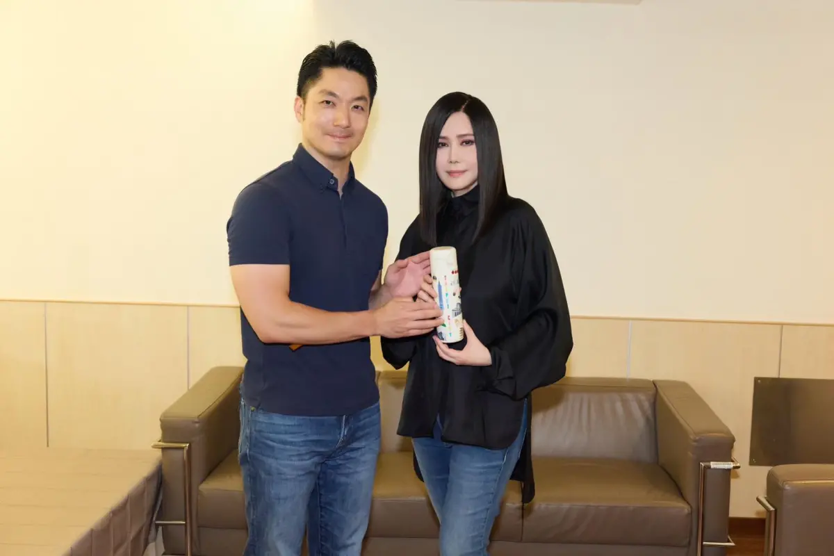 ▲江蕙小巨蛋開唱，台北市長蔣萬安特別準備了 Taipei City 紀念隨行杯當作小禮物。（圖／翻攝自蔣萬安臉書）