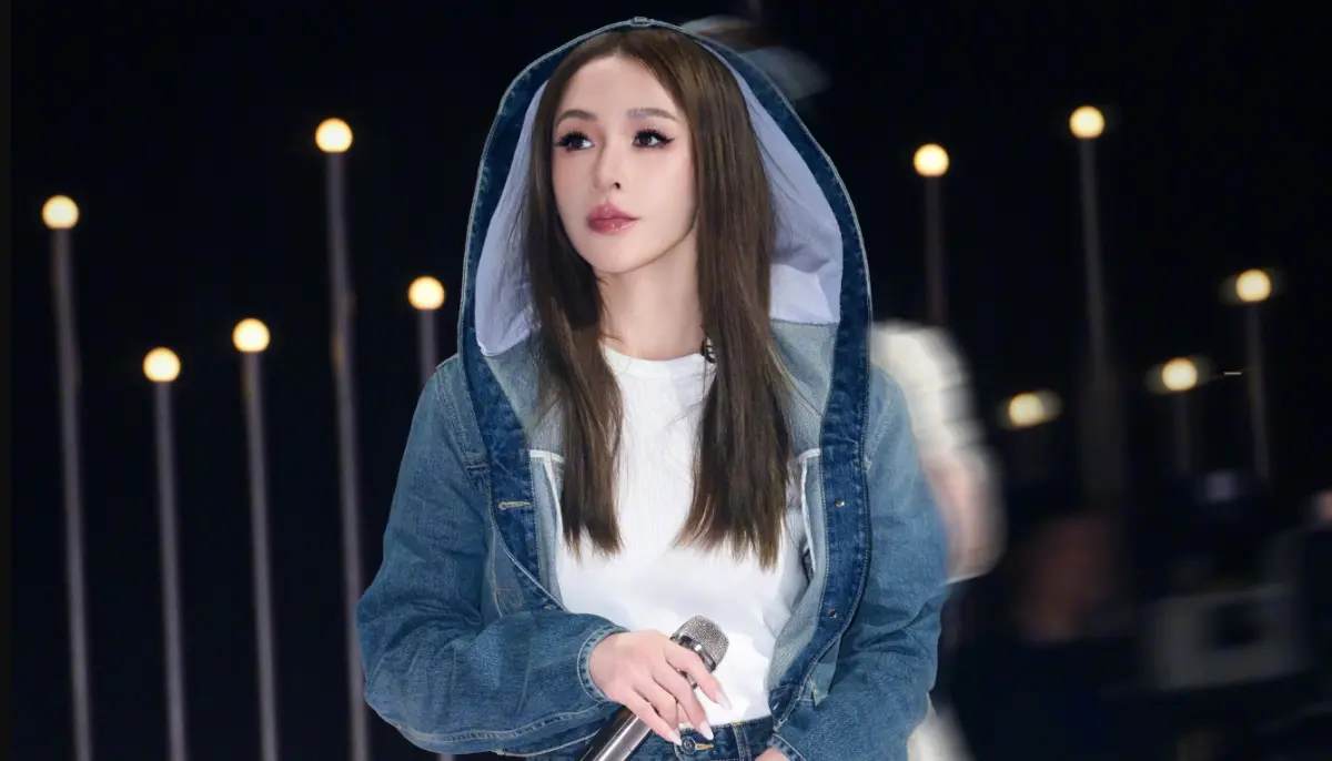 ▲46歲的蕭亞軒（如圖）復工後身邊似乎也出現新歡，她15日被直擊0偽裝現身松山機場搭機，身邊有一名高壯鮮肉男相隨，兩人互動不多，但男子目光緊跟蕭亞軒。（圖／微博＠蕭亞軒MISSELVA）