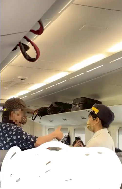 ▲全身穿戴LV行頭的呂姓男子在車廂內因講電話太大聲，被列車長關切制止，未料竟因此惱羞成怒，對列車長大聲開嗆。（圖／翻攝自Threads@yunnnn.20）
