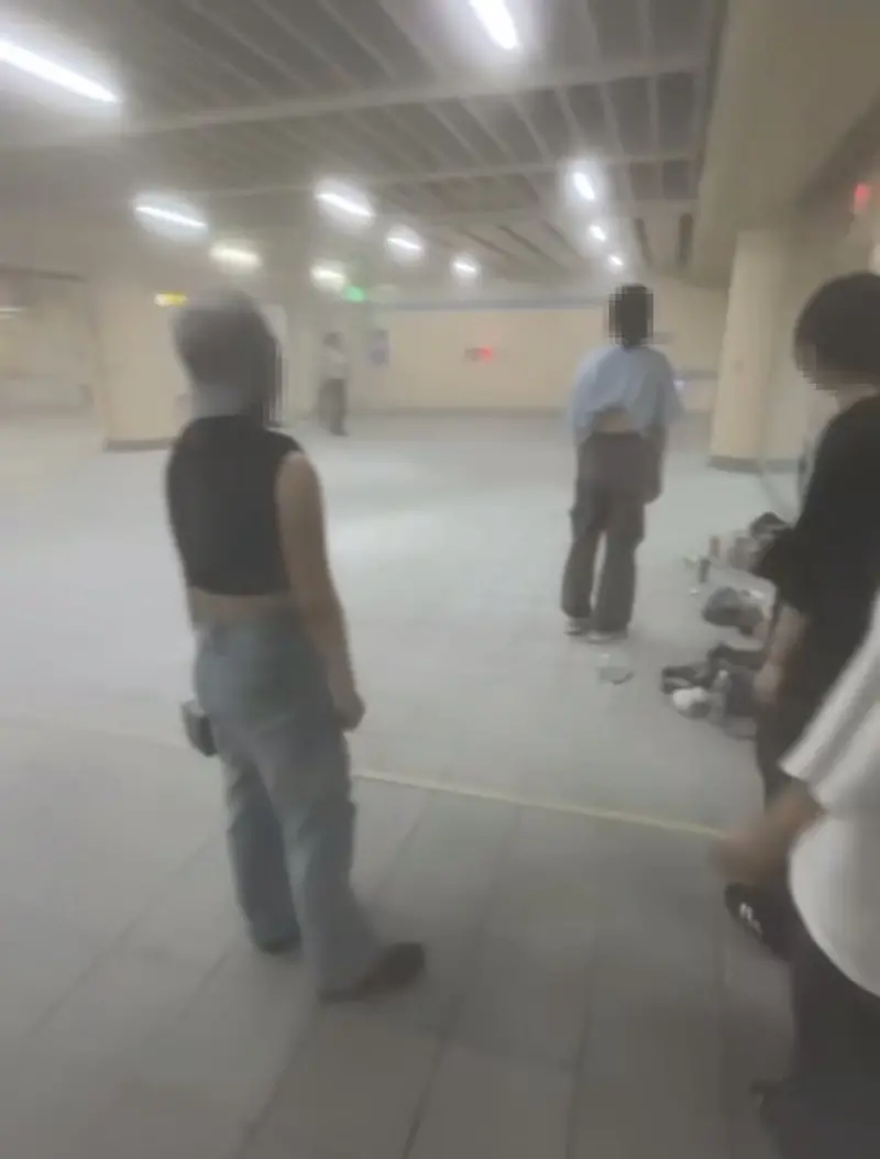 ▲昨天（26號）晚上，四名女大生在板車連通道練舞，卻遭到陌生男子飆罵，還用滅火器攻擊對方，現場煙霧瀰漫。（圖／翻攝Threads)
