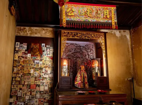 ▲鳳凰日可依不同願望祭拜土地公、財神爺、月老、註生娘娘及城隍爺，若想求桃花正緣，可帶對應供品去月老廟拜拜。（圖／台南市觀旅局提供）