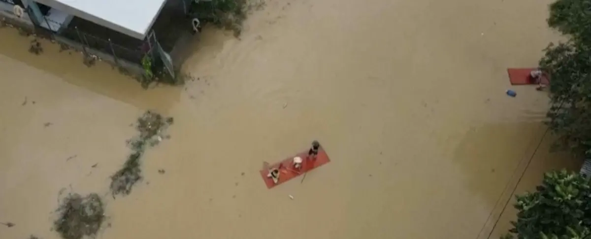 ▲颱風劍魚侵襲越南，導致多地淹水，連首都河內交通都大癱瘓。（圖／翻攝自影片）