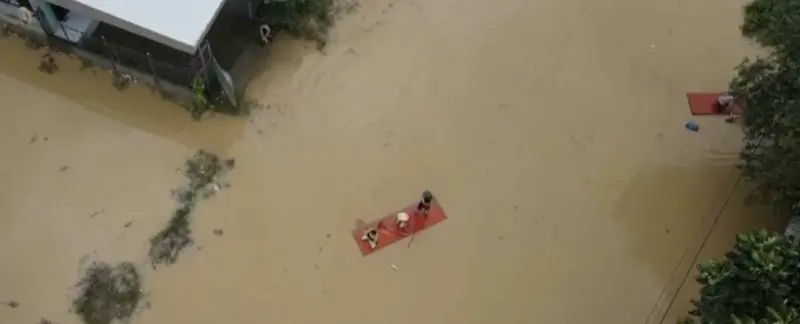 ▲颱風劍魚侵襲越南，導致多地淹水，連首都河內交通都大癱瘓。（圖／翻攝自影片）