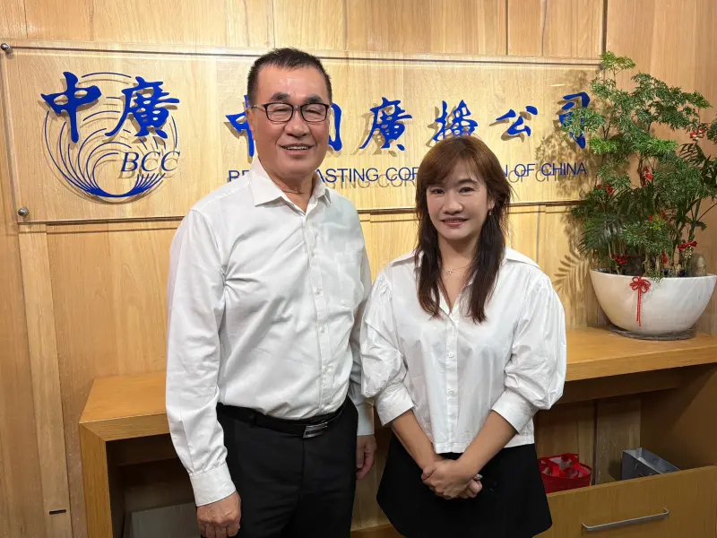 ▲台北市副市長李四川（左）接受媒體人王淺秋廣播節目「千秋萬事」專訪。（圖／千秋萬事節目提供）