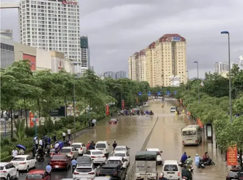 ▲越南多處路段全面積水，部分路段水深達一公尺，導致大量機車熄火、汽車被迫棄置路中央。（圖／翻攝自越南快訊）
