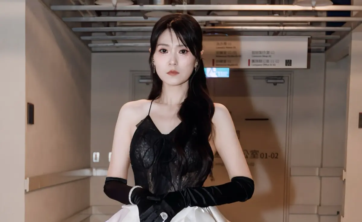 ▲曹雅雯才剛申請到保護令，昨日又遭恐怖粉絲突襲，在髮廊外被搶手機、行李，讓她崩潰直呼：「原來八點檔演的是真的」。（圖／曹雅雯臉書）