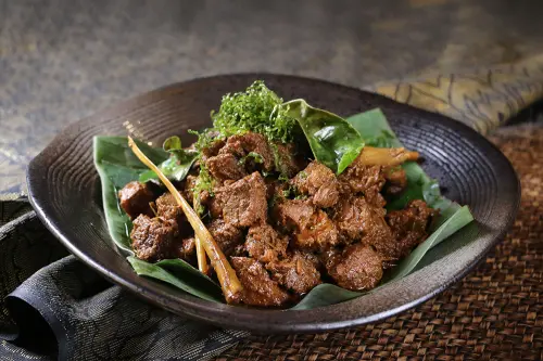 「全球第一美食」仁當牛吃到飽！飯店星級主廚客座　推馬來菜主題
