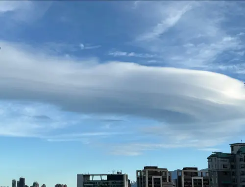 罕見「莢狀雲」現身台北天空！鄭明典解釋原因：中南部準備降溫了
