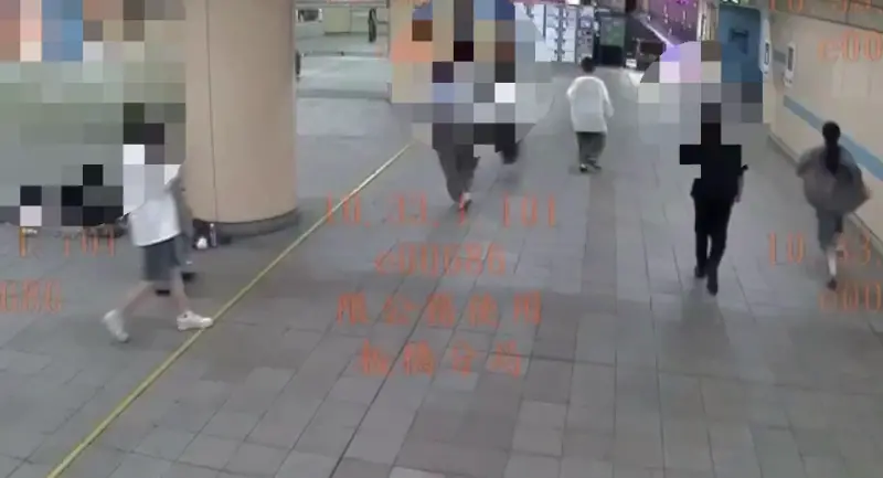 ▲捷運板橋站男子亂噴滅火器，民眾嚇得紛紛逃命。（圖／警方提供）