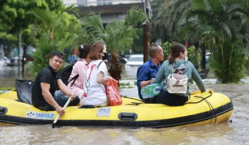 禍不單行！胡志明機場癱瘓　越南中北部被颱風直撲、民眾泛舟上班
