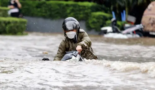 ▲許多通勤族受困數小時，不得不改搭地鐵，甚至涉入齊腰深的積水趕往工作地點。（圖／翻攝自越南快訊）