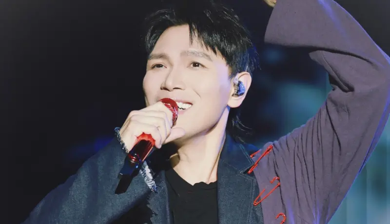 ▲楊宗緯23日晚間在中國西寧的拼盤演唱會上從2公尺高的舞台摔下，目前還在養傷，工作室發布聲明表示楊宗緯會暫時停工。（圖／微博＠楊宗緯國際鴿窩後援會）