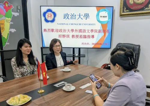 ▲外語學院代理院長招靜琪教授與東南亞語系黎氏仁副教授（Lê Thị Nhâm）拜會合作台商，關懷學生狀況，並深化產學連結。（圖／東南亞語文學系）