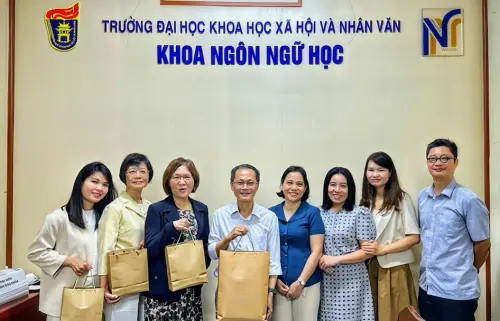 在越南河內國家大學所屬社會科學與人文大學(VNU-USSH)語言學學院,政大代表團與院長 Dr. Nguyen Ngoc Binh團隊在交換紀念品後開心合影,象徵著政大東南亞語系與越南頂尖學府的合作情誼。(圖/東南亞語文學系) ▲在越南河內國家大學所屬社會科學與人文大學(VNU-USSH)語言學學院,政大代表團與院長 Dr. Nguyen Ngoc Binh團隊在交換紀念品後開心合影,象徵著政大東南亞語系與越南頂尖學府的合作情誼。(圖/東南亞語文學系)
