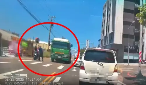 桃園大貨車逼車遭按喇叭！司機下車暴揍男騎士　後座女兒嚇哭崩潰
