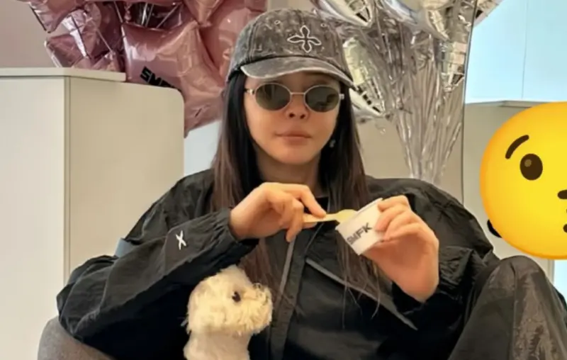 ▲58歲王祖賢在溫哥華被巧遇，她身穿黑衣黑褲翹腳吃冰，少了仙氣卻多了率性自然的氛圍，讓粉絲震驚直呼：「怎麼變得這麼帥」。（圖／翻攝自小紅書）