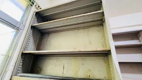 ▲政大新生入住宿舍，驚見破舊環境崩潰，家長也大傻眼「設備殘破、蟲害叢生」（圖／翻攝threads@amychen0628）