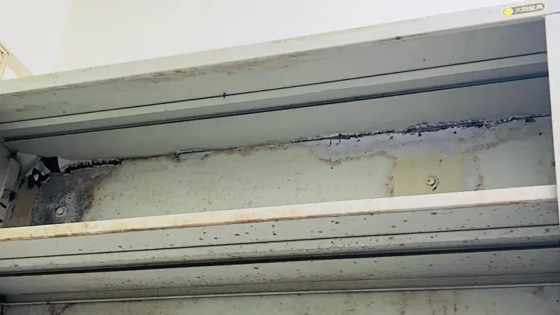 ▲政大新生入住宿舍，驚見破舊環境崩潰，家長也大傻眼「設備殘破、蟲害叢生」（圖／翻攝threads@amychen0628）