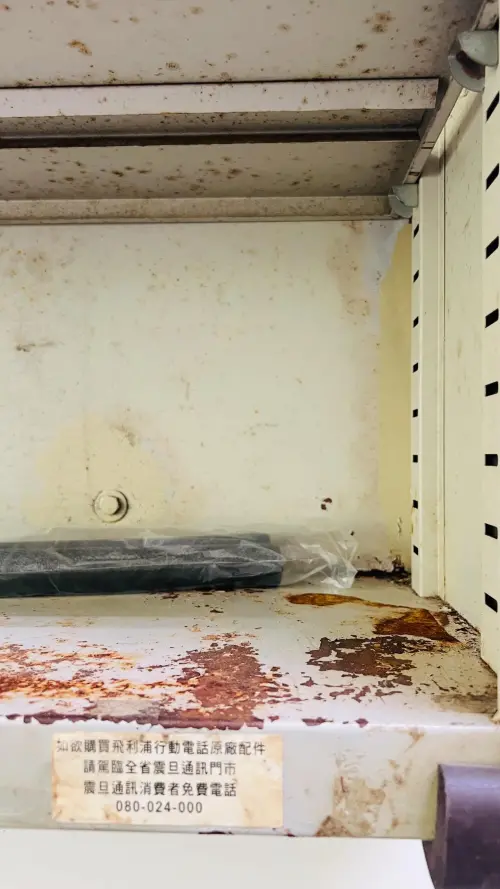 ▲政大新生入住宿舍，驚見破舊環境崩潰，家長也大傻眼「設備殘破、蟲害叢生」（圖／翻攝threads@amychen0628）