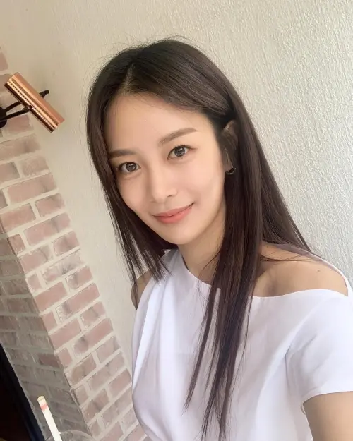 ▲宋多恩（如圖）是一名演員，但是演藝事業與名氣與JIMIN差個十萬八千里，粉絲不解他們怎麼認識的。（圖／宋多恩IG @da.eun.da.eun）