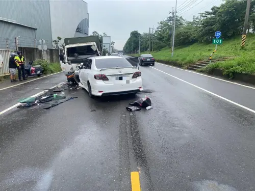 快訊／高雄嚴重車禍！疑打滑兩車對撞釀4傷　11歲男童命危搶救中
