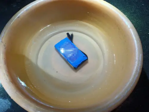 ▲新竹市消防局表示，將異常之鋰電池置入水中，達到降溫效果。（圖／新竹市消防局）