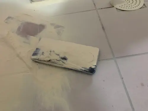 ▲若鋰電池已起火或爆裂可使用ABC乾粉滅火器，或使用沙土覆蓋熄滅火源，達到窒息滅火效果。（圖／新竹市消防局）