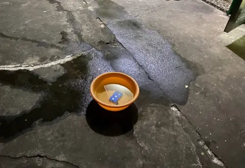 ▲鋰電池在膨脹冒煙時就要趕快將其置入水中。（圖／新竹市消防局）