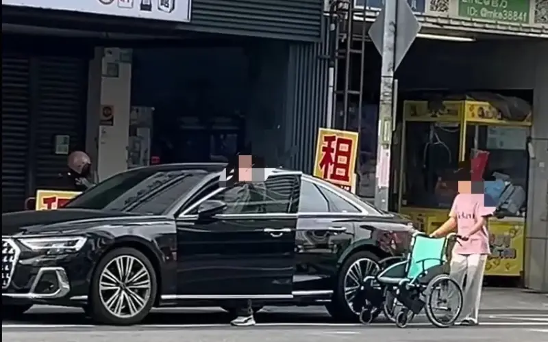 ▲台南有民眾目擊，一名阿伯出門要由外籍看護推輪椅，但竟能開奧迪A8豪車出門，引發熱議。（圖／翻攝畫面）