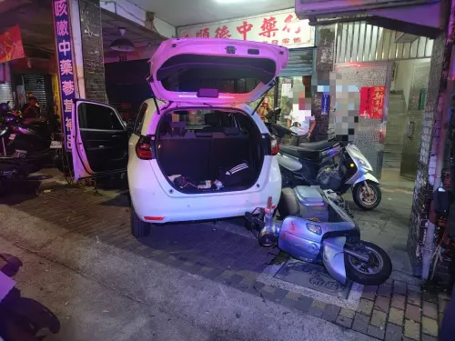 20歲男無照租車送友人就醫　失控暴衝撞毀騎樓14部機車單車下場慘
