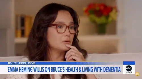 ▲布魯斯威利失智3年身體狀況曝！愛妻艾瑪（如圖）首度受訪：大腦正逐漸衰退。（圖／YouTube@GMA）