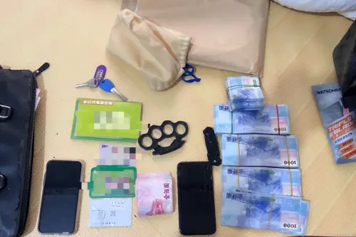 ▲五波行動中，逮捕17名詐騙車手及幹部，查扣汽車3部、現金51萬元、提款卡36張等。（圖／記者莊全成翻攝）