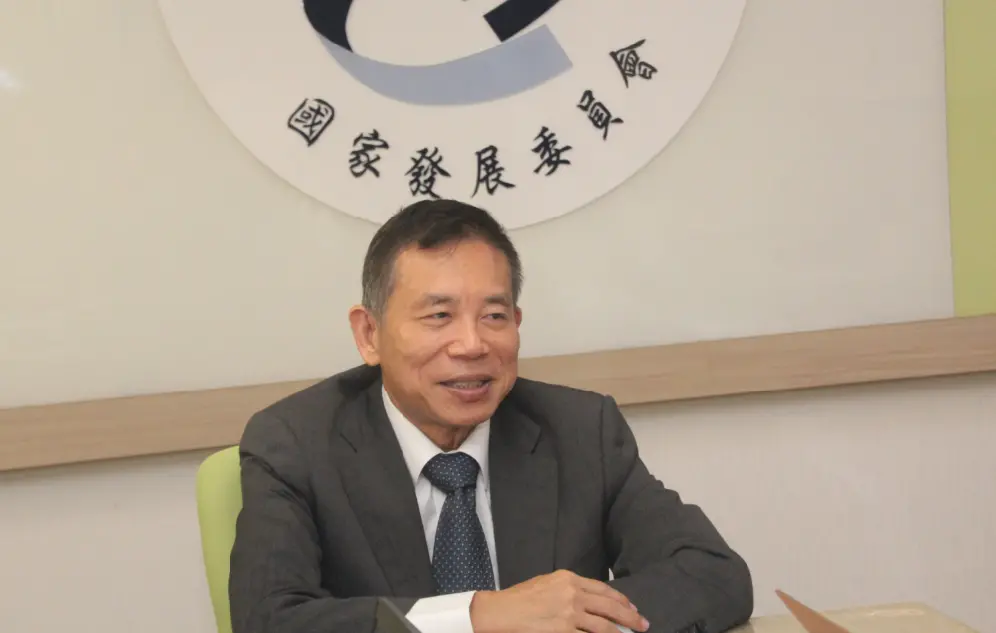 ▲劉鏡清昨（26）日寄出內部信，宣布將會以健康因素離開國發會主委。他今（27）日出面與記者接觸，談到自己確實因身體狀況才選擇離開，尤其總統賴清德聽聞他手術後一口氣瘦7公斤，決定讓他先休息養病。（圖／記者鍾泓良攝影）