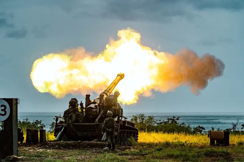 ▲第四作戰區重砲保養射擊，現場震撼畫面與戰力防衛能量，確保國土安全。（圖／軍聞社提供）