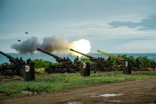 ▲演訓由陸軍43砲指部、裝甲第564旅及東部地區指揮部等3個單位共同參演。（圖／軍聞社提供）