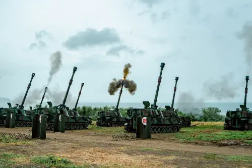 ▲分別實施「檢驗射擊」、「面積射擊」、「高射界」及「原級校正」等四項課目。（圖／軍聞社提供）