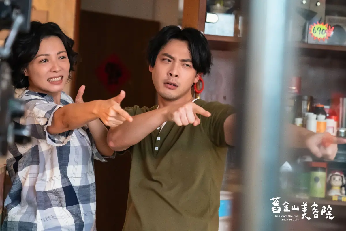 ▲陳孝萱（左）與連晨翔（右）在《舊金山美容院》飾演母子，戲裡戲外互動融洽，陳孝萱還笑稱自己是連晨翔、劉品言大媒人。（圖／TVBS提供）