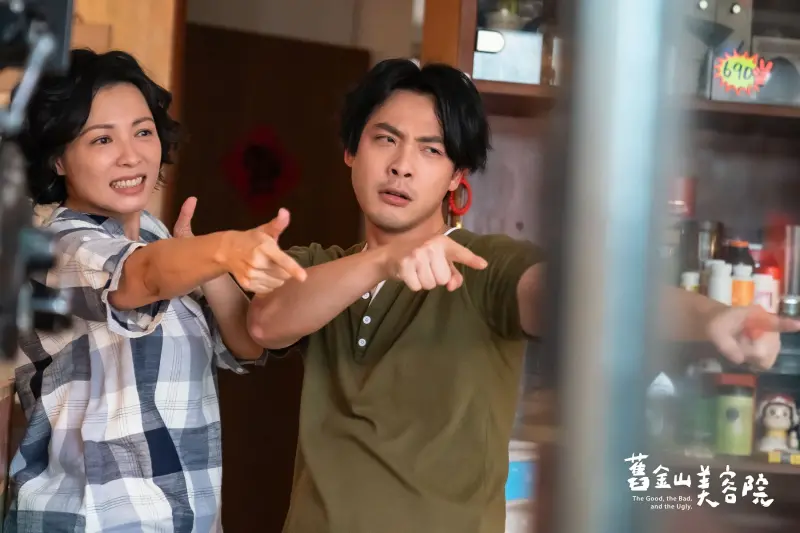 ▲陳孝萱（左）與連晨翔（右）在《舊金山美容院》飾演母子，戲裡戲外互動融洽，陳孝萱還笑稱自己是連晨翔、劉品言大媒人。（圖／TVBS提供）