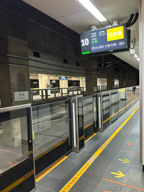 ▲高鐵台北站月台門已設置完成。（圖／交通部鐵道局臉書）