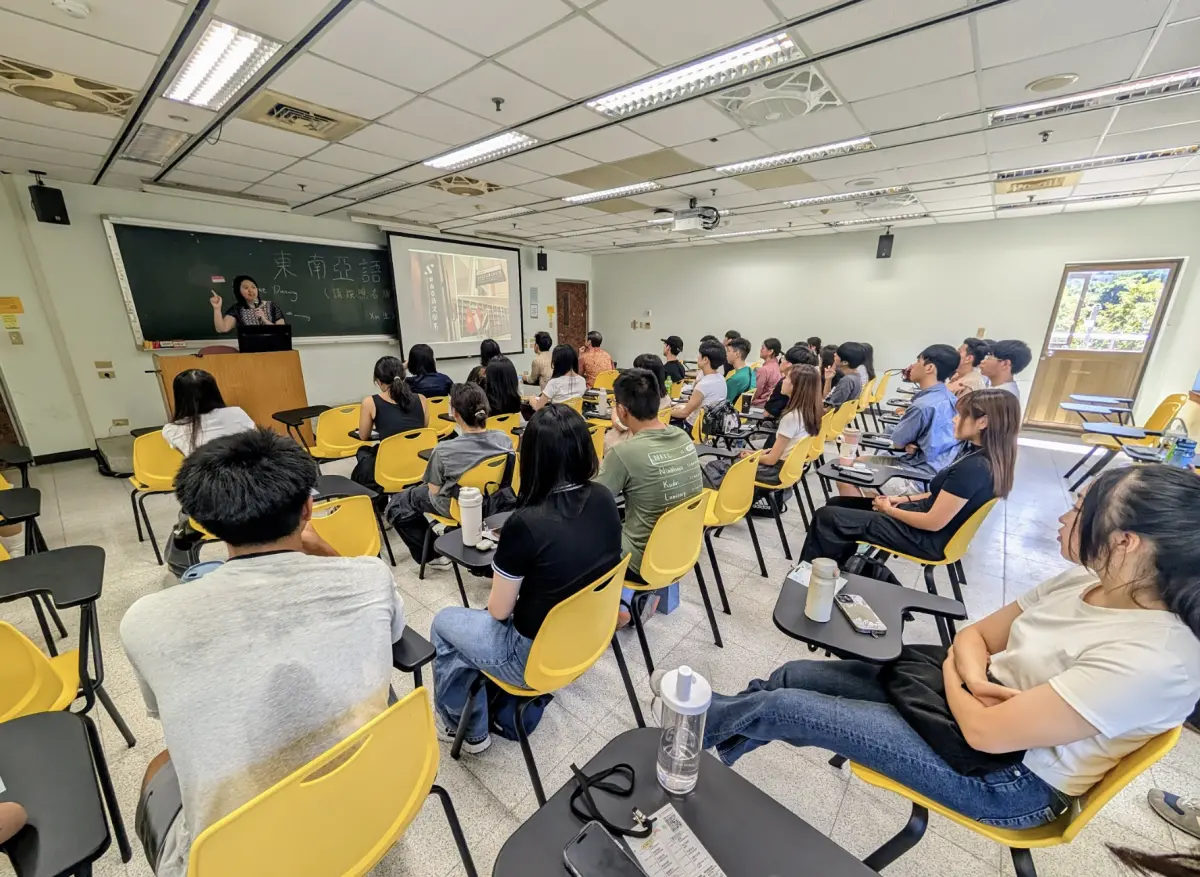 ▲政大東南亞語文學系副教授黎氏仁（Lê Thị Nhâm）接受專訪談新生在社群平台上被嘲諷事件。今年政大東南亞語文學系共迎來56名新生，圖為 2025.8.26上午新生訓練説明會現場盛況。（圖／政大東南亞語文學系提供）