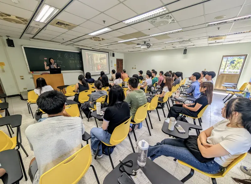 被嘲外勞系引熱議!政大東南亞系副教授專訪 台灣社會轉變契機 ▲政大東南亞語文學系副教授黎氏仁(Lê Thị Nhâm)接受專訪談新生在社群平台上被嘲諷事件。今年政大東南亞語文學系共迎來56名新生,圖為 2025.8.26上午新生訓練説明會現場盛況。(圖/政大東南亞語文學系提供)