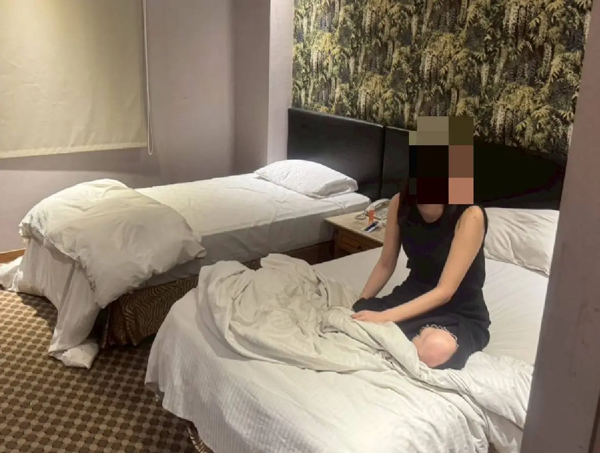 ▲第六警分局進行掃黃，在一處汽車旅館內查獲以觀光名義來台從事性交易之應召女子，並赫然發現疑似有現役「AV女優」在列。(圖／柳榮俊翻攝2025.8.27)