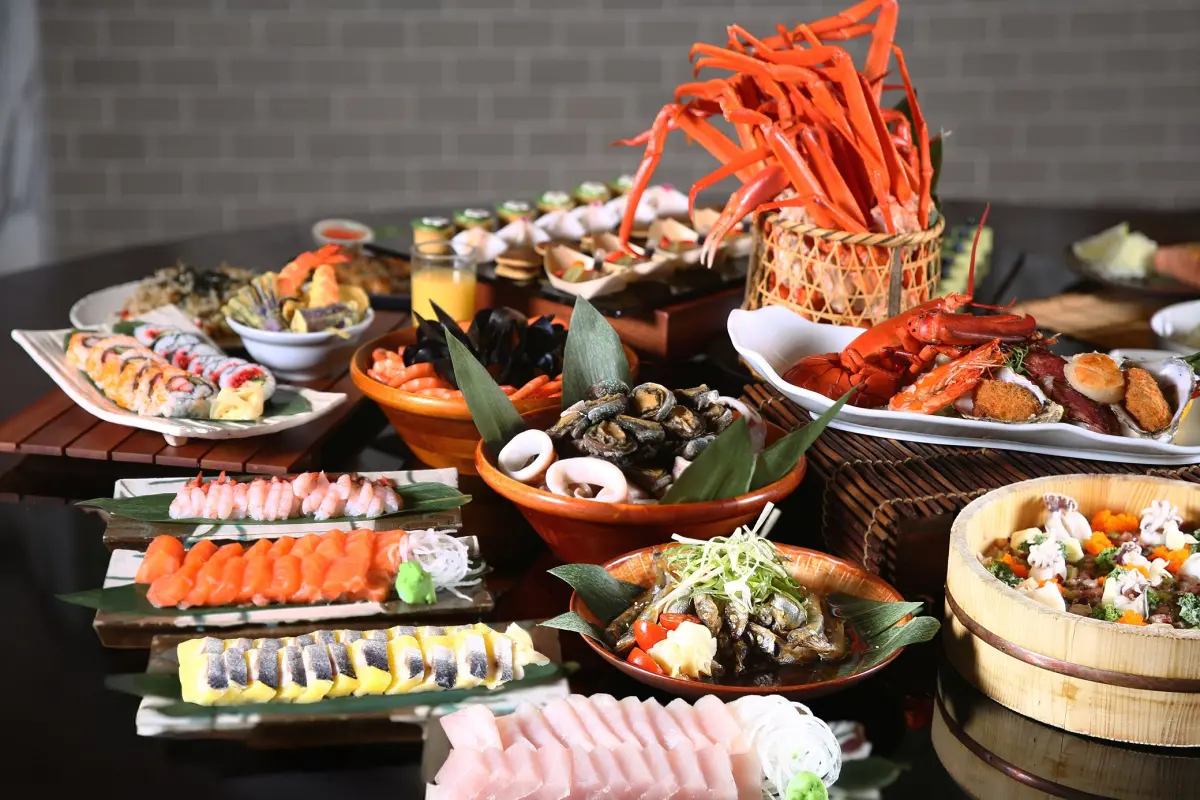 ▲台北萬豪酒店的半自助式餐廳「Garden Kitchen」推出「和風夏宴」日式主題，週一～週五的午餐時段享「四人同行一人免費」。海鮮吧、生魚片、炸蝦天丼等都吃到飽，假日還有松葉蟹腳。（圖／台北萬豪提供）