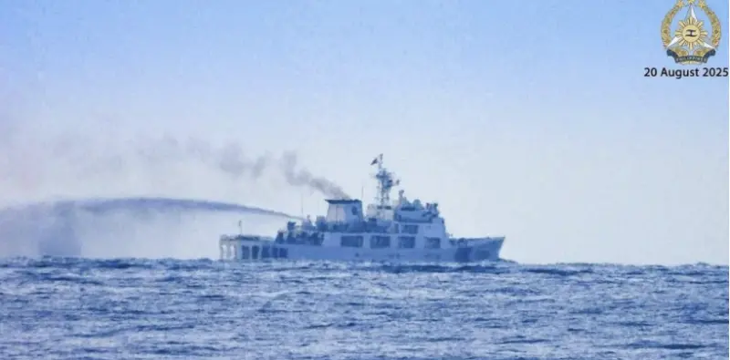 ▲菲律賓軍方拍攝到南海仁愛礁附近的中國海警船。菲軍監測顯示，中方近日在仁愛礁周邊的活動明顯增加。（圖／翻攝自菲律賓軍方X平台）